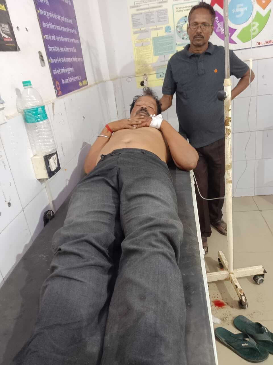 मधुमक्खियों के काटने से फेरी वाला घायल, रेफर