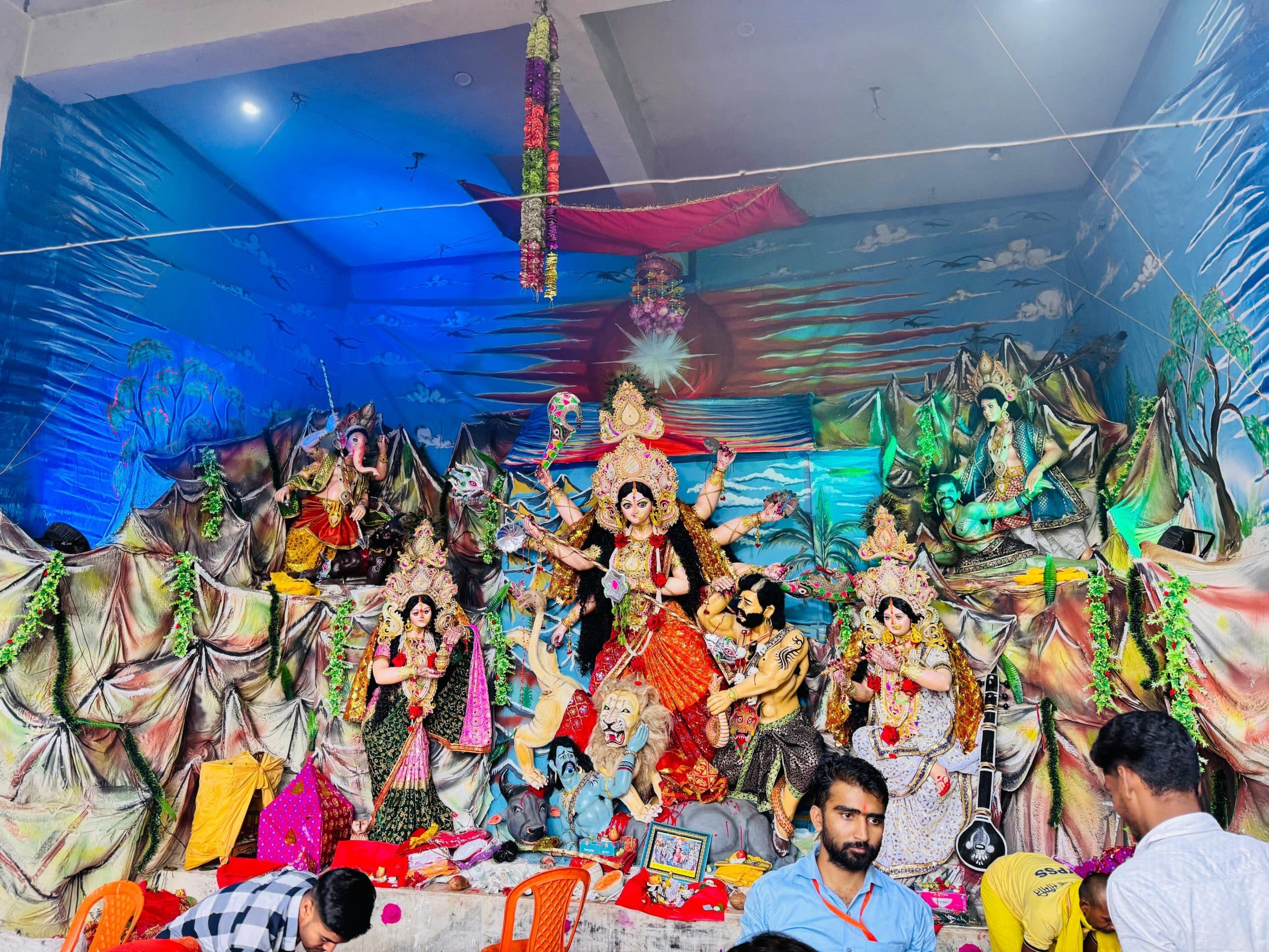 पट खुलते ही मां दुर्गा के दर्शन को उमड़ी श्रद्धालुओं की भीड़