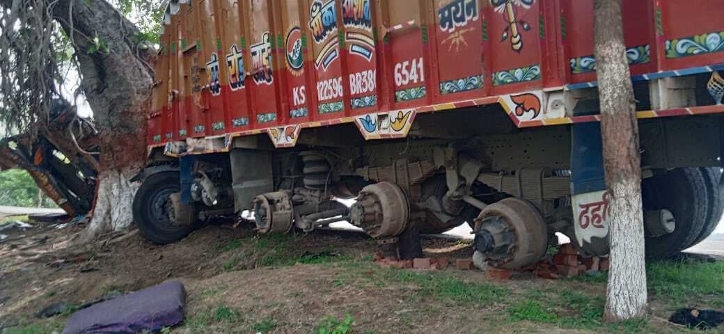 सड़क किनारे खड़ी दुर्घटनाग्रस्त ट्रक से अज्ञात चोरों ने चुराया 5 चक्का