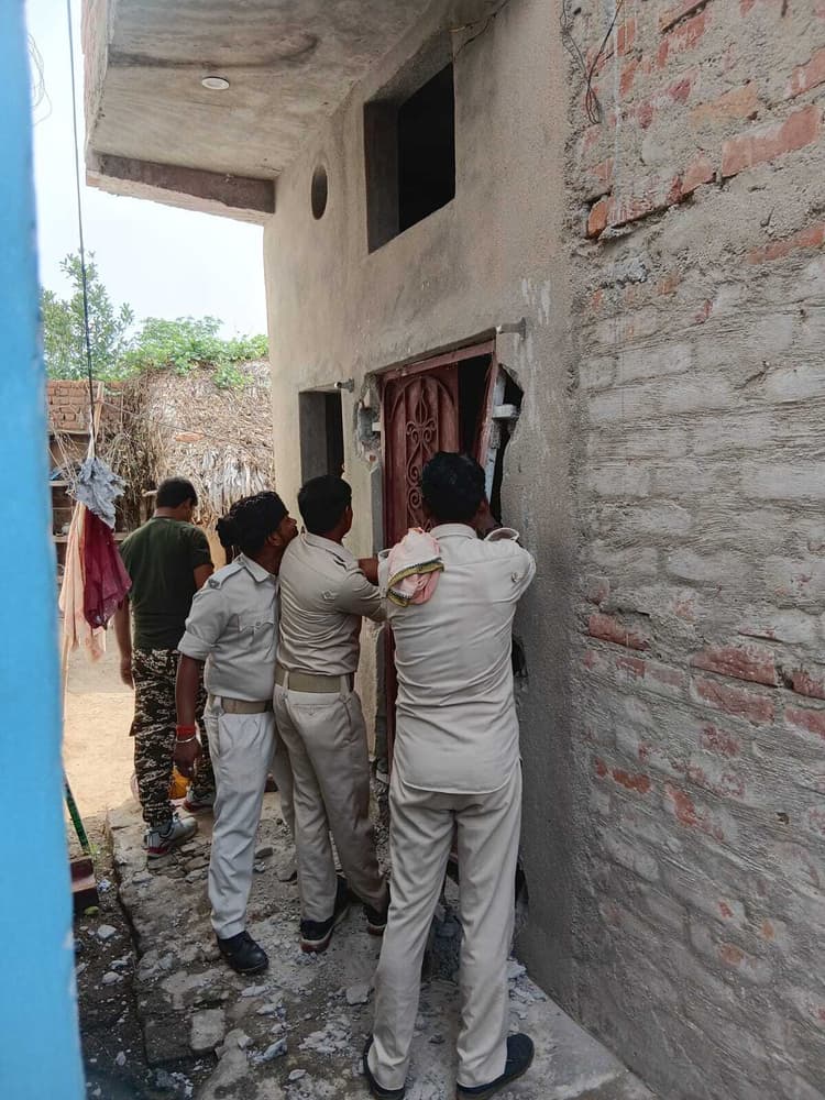 आयुष हत्याकांड के फरार तीन आरोपियाें के घर पुलिस ने किया कुर्की जब्ती