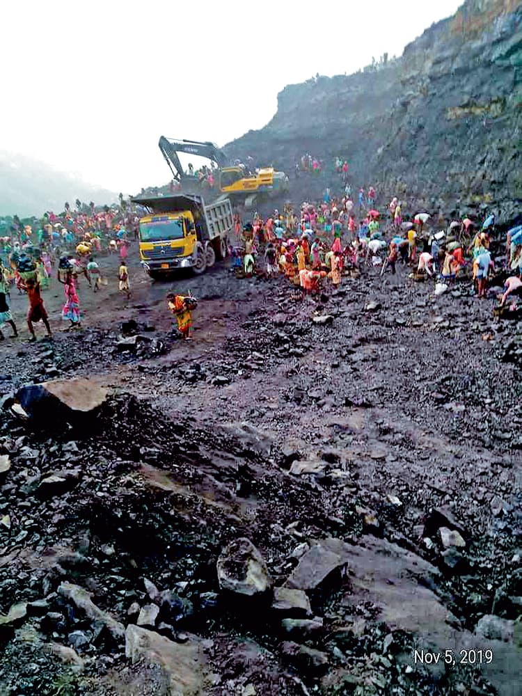 कोयला चोरी से जुड़ रहे महिलाएं व बच्चे जब तब कर देते हैं पहरेदारों पर हमला