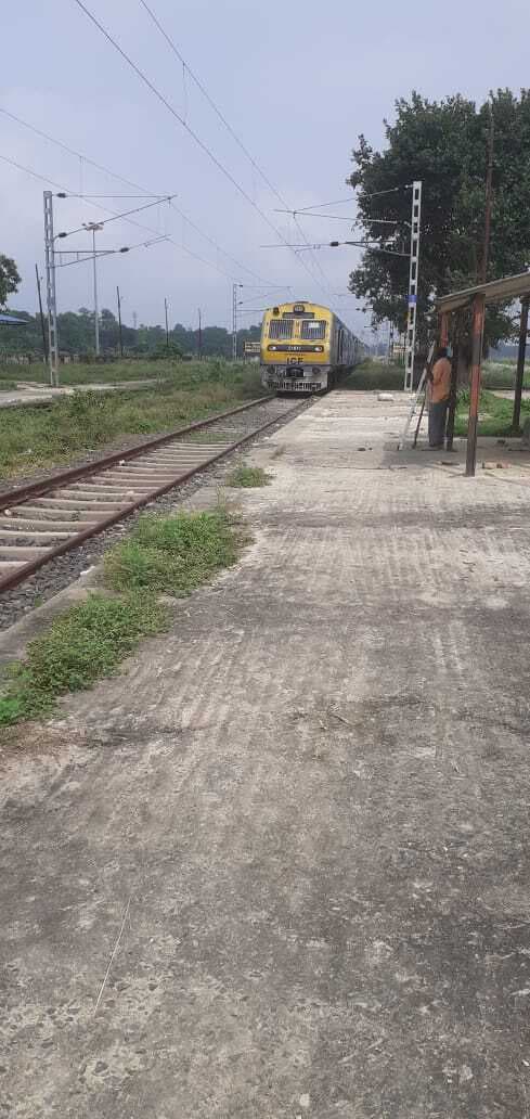 Darbhanga News: विद्युतीकरण के सालों गुजर जाने के बावजूद डीजल इंजन के सहारे हो रहा परिचालन