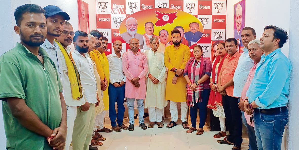 भाजपा के जिला अध्यक्ष घोषित होने पर कार्यकर्ताओं ने एक दूसरे को मिठाई खिलाकर दी बधाई