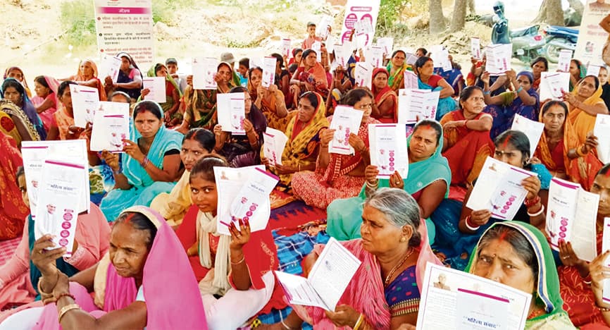 Jehanabad : संवाद में अपने अधिकारों और जरूरतों को साझा कर रहीं महिलाएं