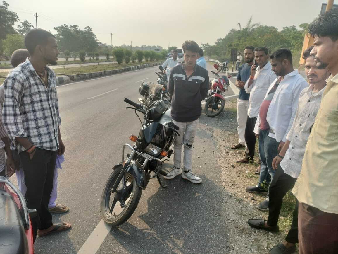 Giridih News: बाइक चोरी कर भाग रहा युवक पकड़ाया