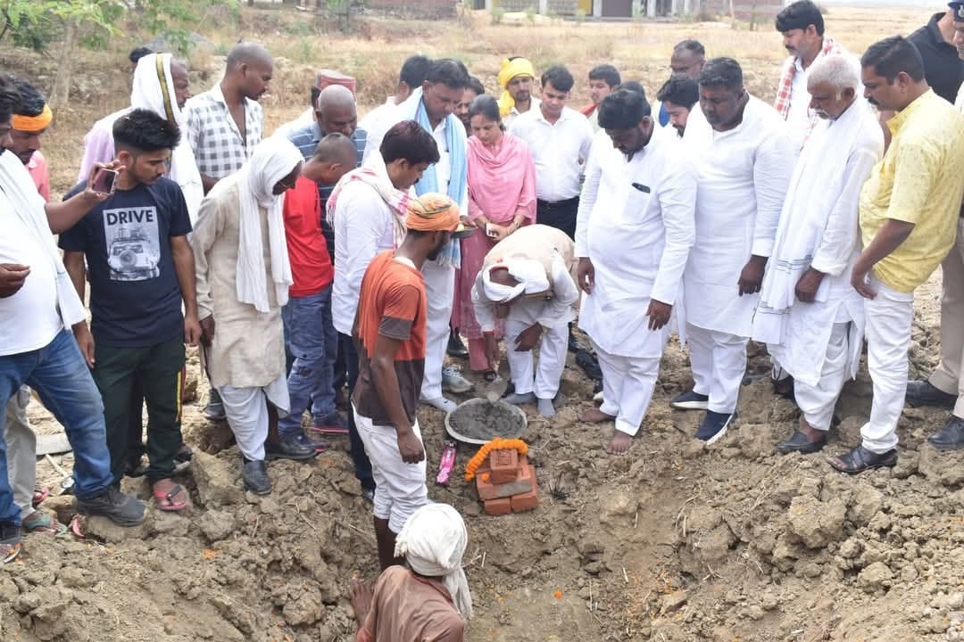 चेनारी के शहीद सीआरपीएफ जवान दिलीप के नाम गेट का निर्माण शुरू