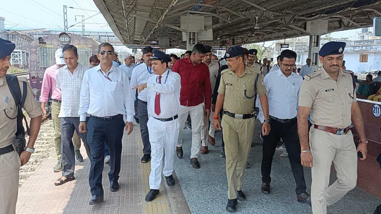 मंडल रेल प्रबंधक ने सासाराम स्टेशन का किया निरीक्षण