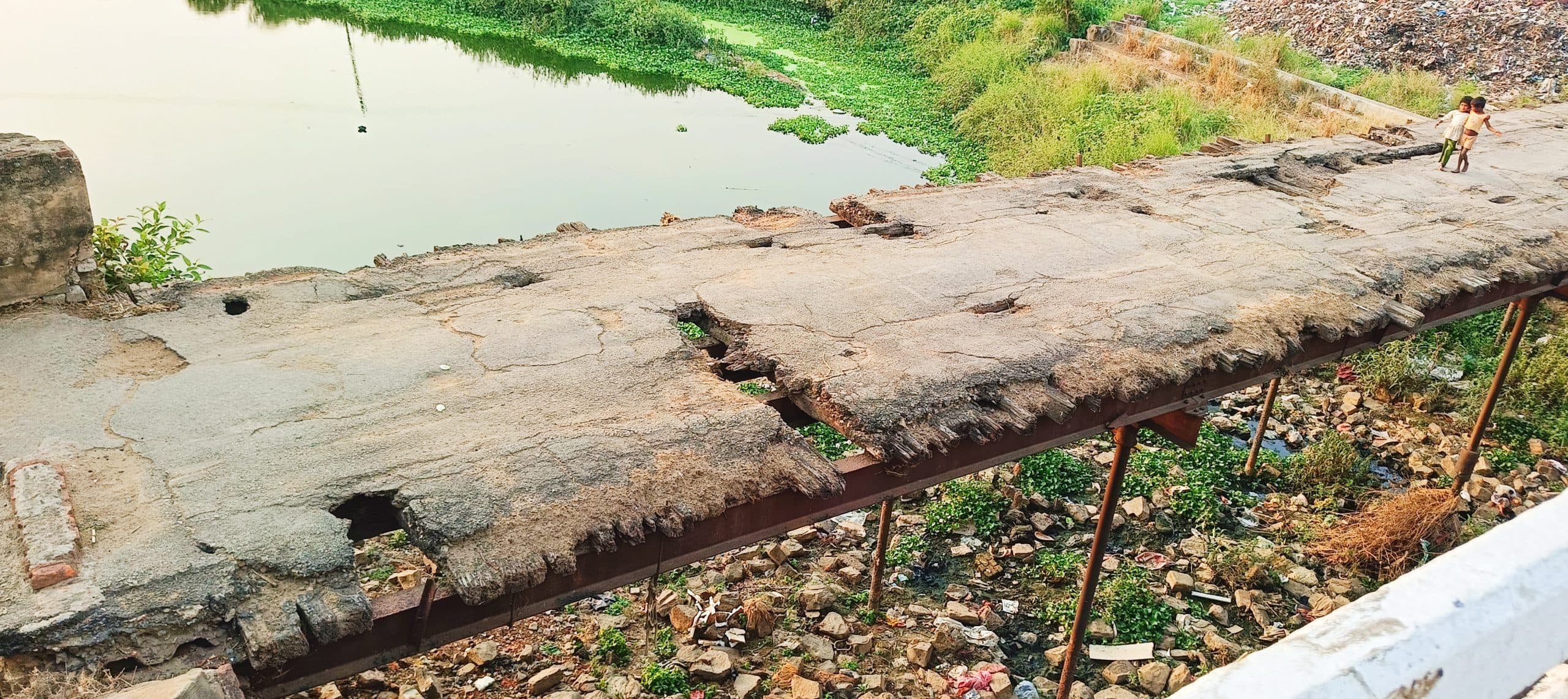 धीरे-धीरे गायब होता जा रहा काव नदी का ऐतिहासिक पुल