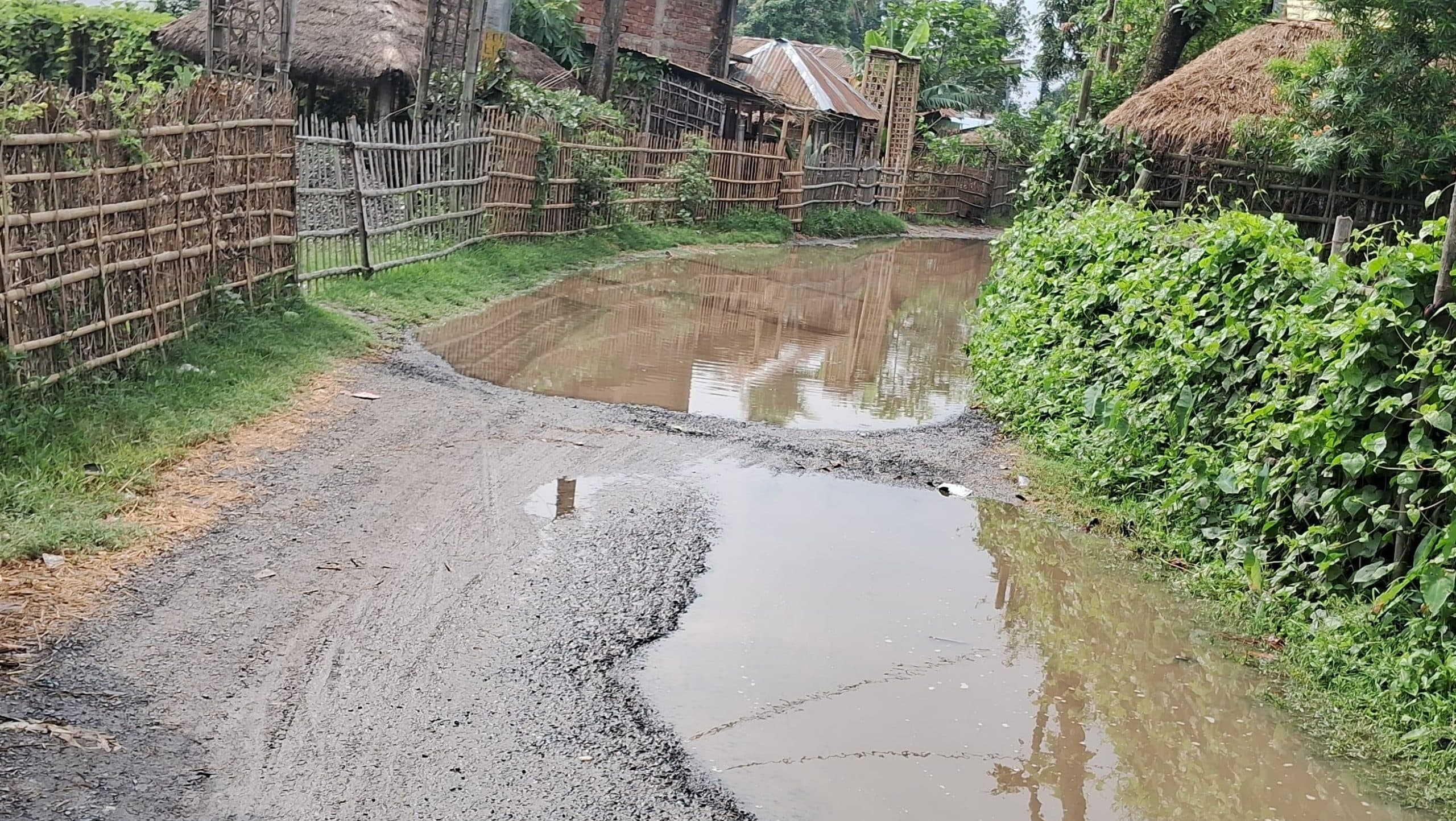 काझी-रसाढ़ सड़क जर्जर, जलजमाव से समस्या हुई विकट