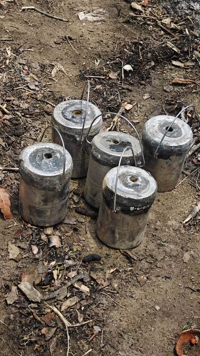 लडुइया के जंगल से पांच केन आइइडी बरामद