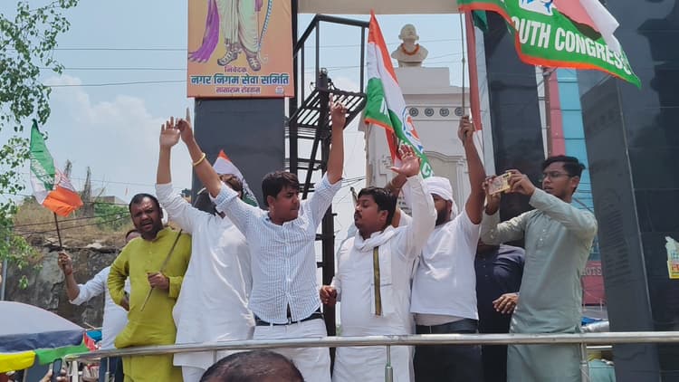 सेना के सम्मान में यूथ कांग्रेस ने निकाली बाइक रैली