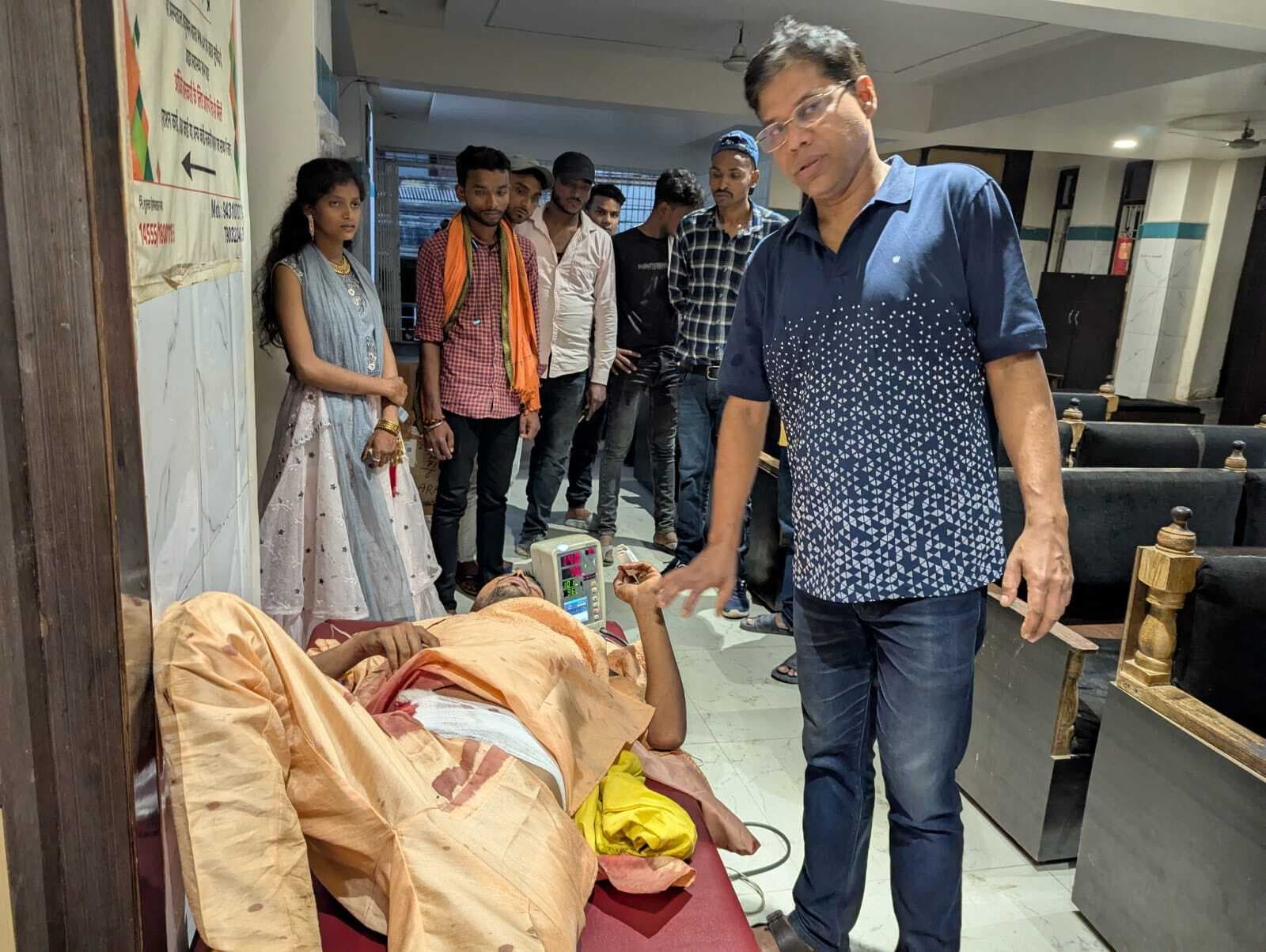 बारात में नाच के दौरान विवाद में दूल्हे के बड़े भाई को मारा चाकू