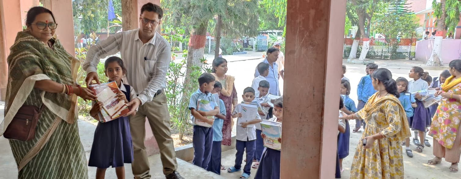 छात्राओं को मुफ्त पाठ्य पुस्तकें वितरित