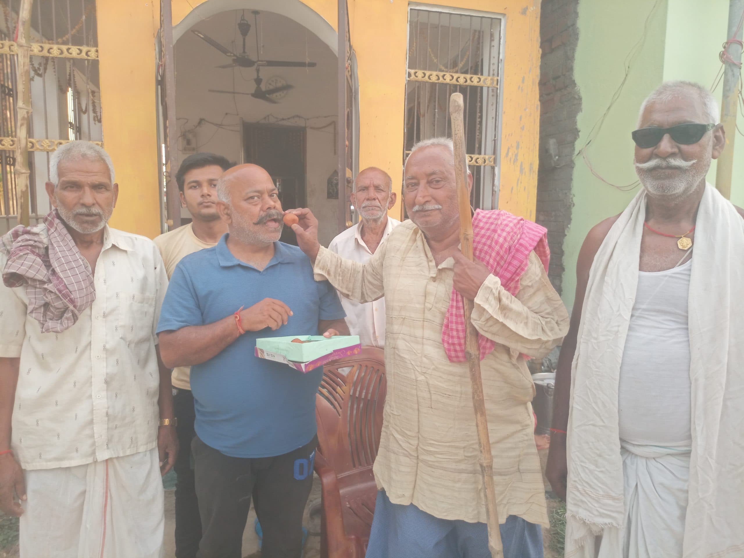 पाक में एयर स्ट्राइक पर लोगों ने एक दूसरे को दी बधाई