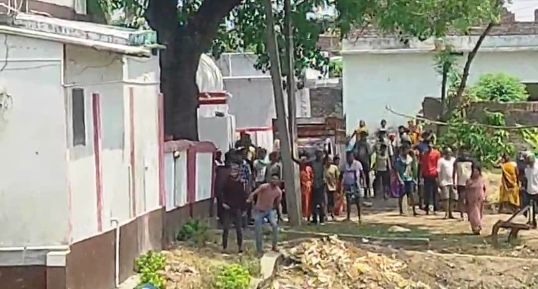 भुरकुंडा गांव में पूर्व पैक्स अध्यक्ष के घर पर असामाजिक तत्वों का हमला,