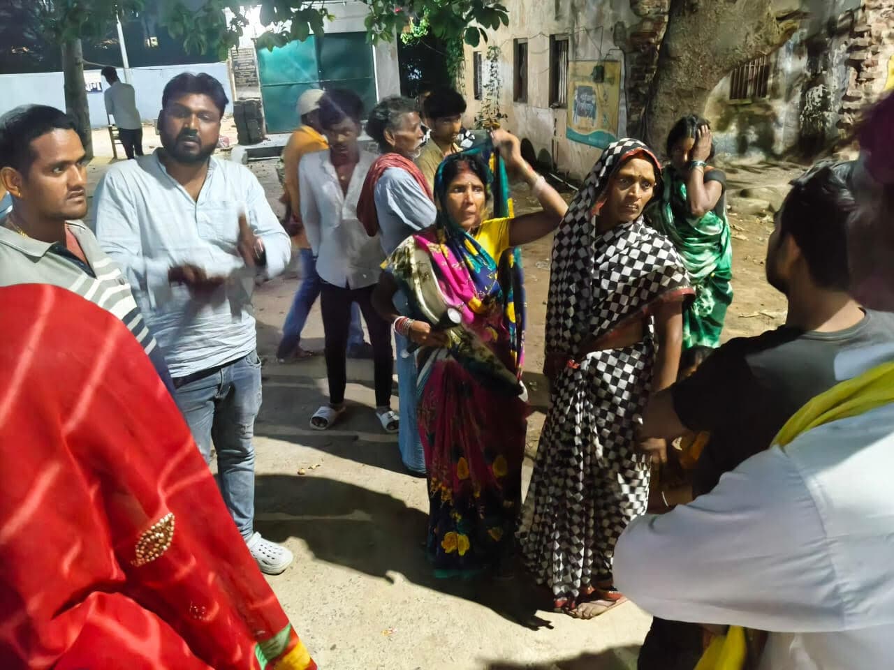 सड़क पर फिसलकर गिरा बाइक सवार, गयी जान