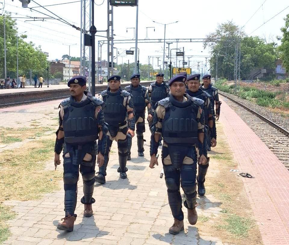 रेल सुरक्षा बल ने फ्लैग मार्च निकालकर यात्रियों को किया जागरूक