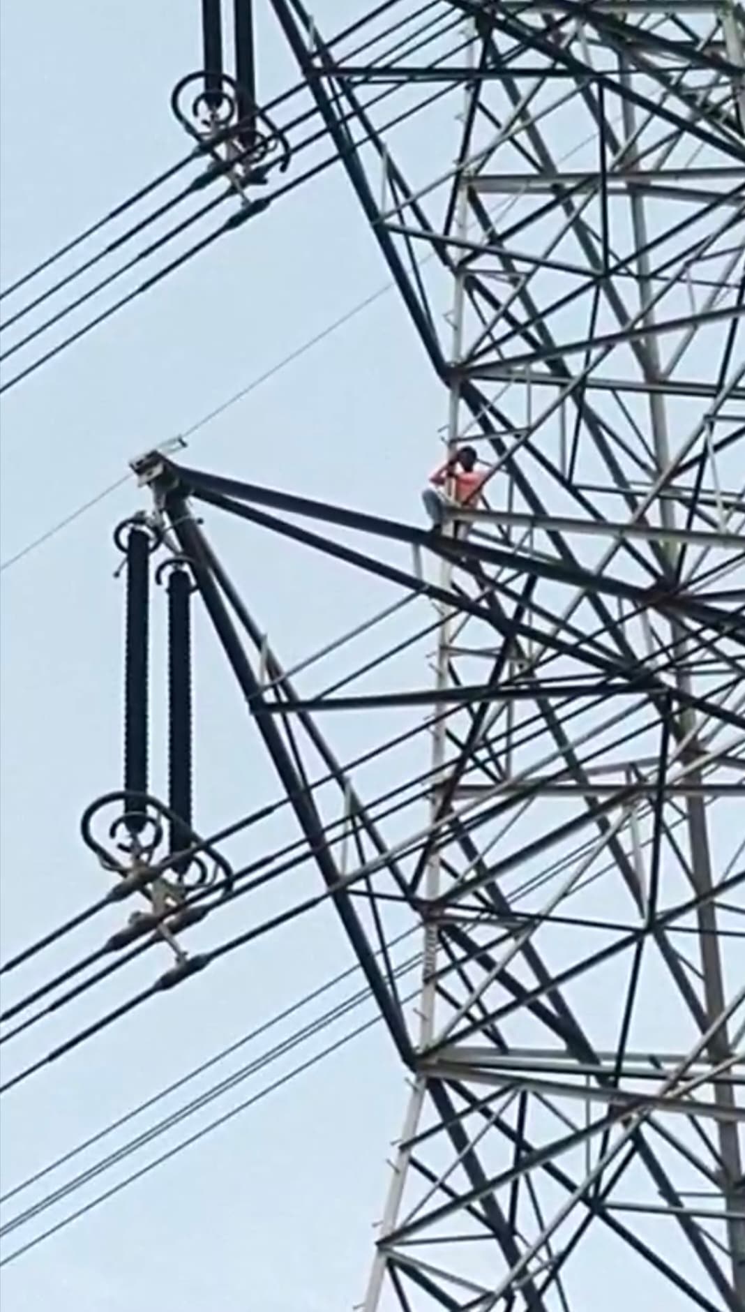 पत्नी से झगड़ा कर बिजली के टावर पर चढ़ा युवक