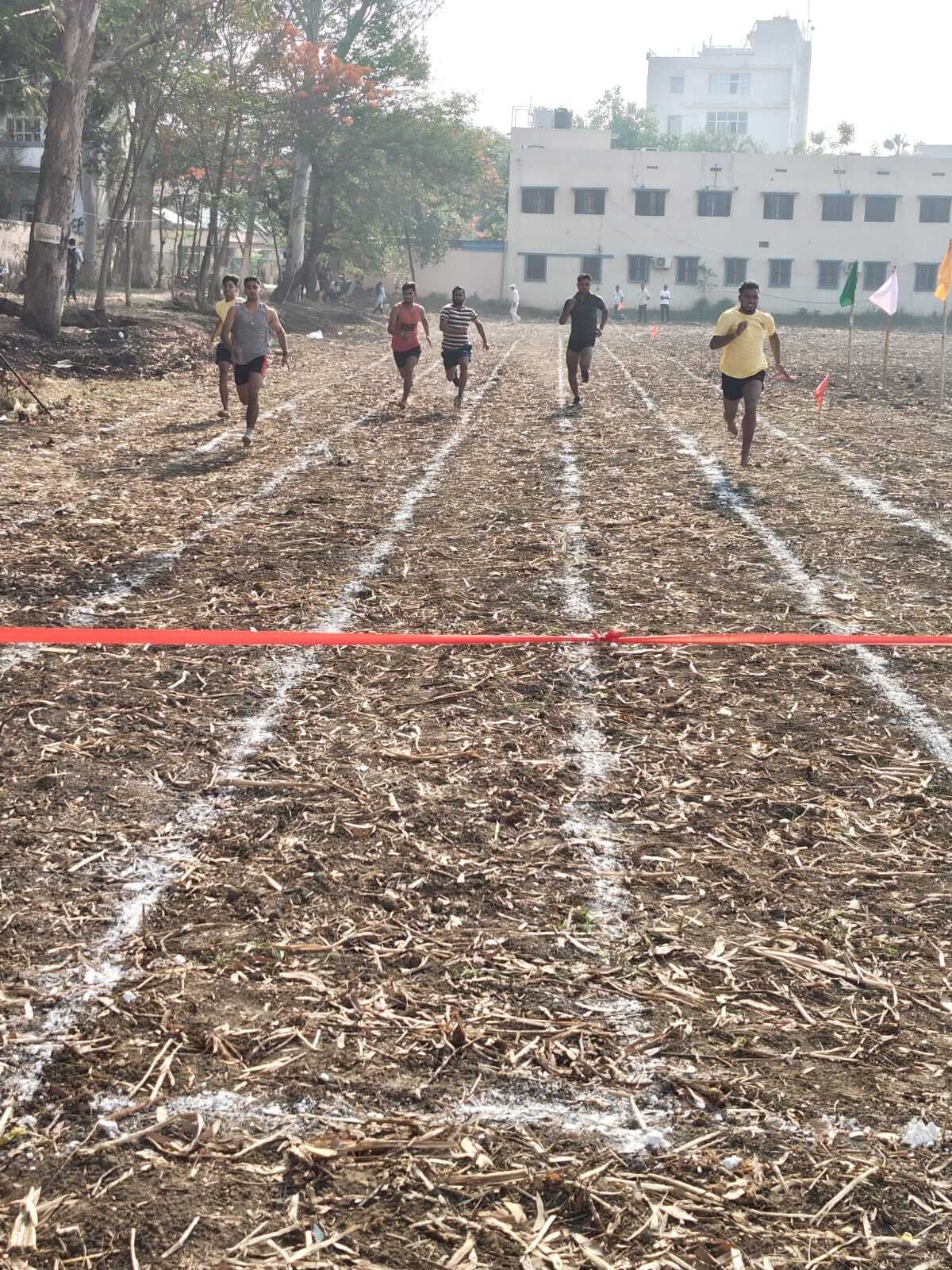 100 मीटर बालक दौड़ में आशीष कुमार ने मारी बाजी