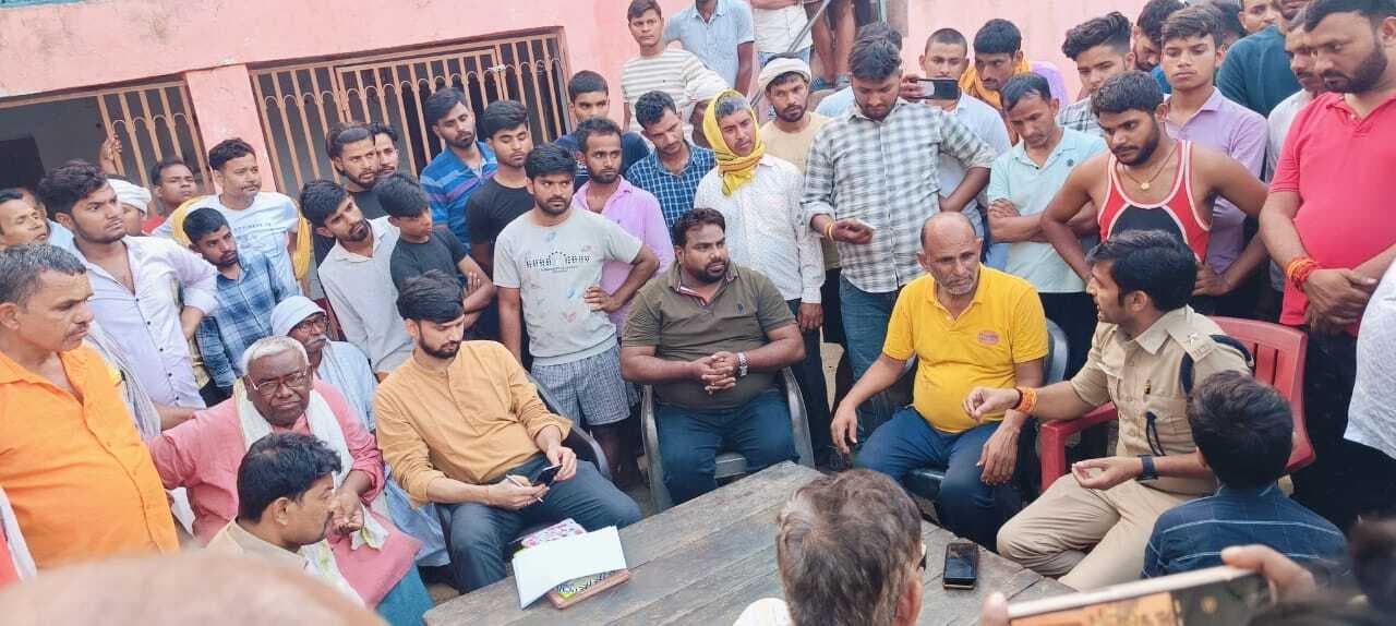 अनियंत्रित कार ने पांच को रौंदा, पिता की मौत, पुत्र समेत चार घायल