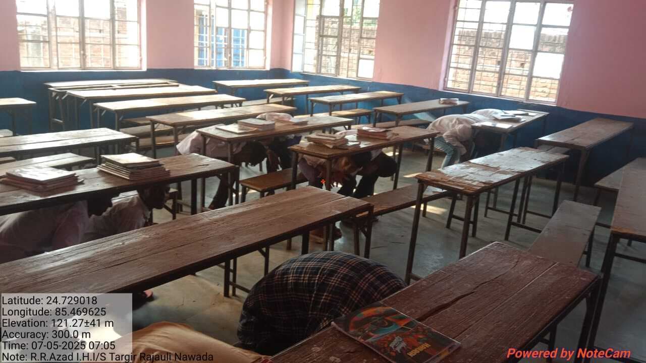 हवाई हमले से बचने को लेकर छात्र-छात्राओं को किया गया जागरूक