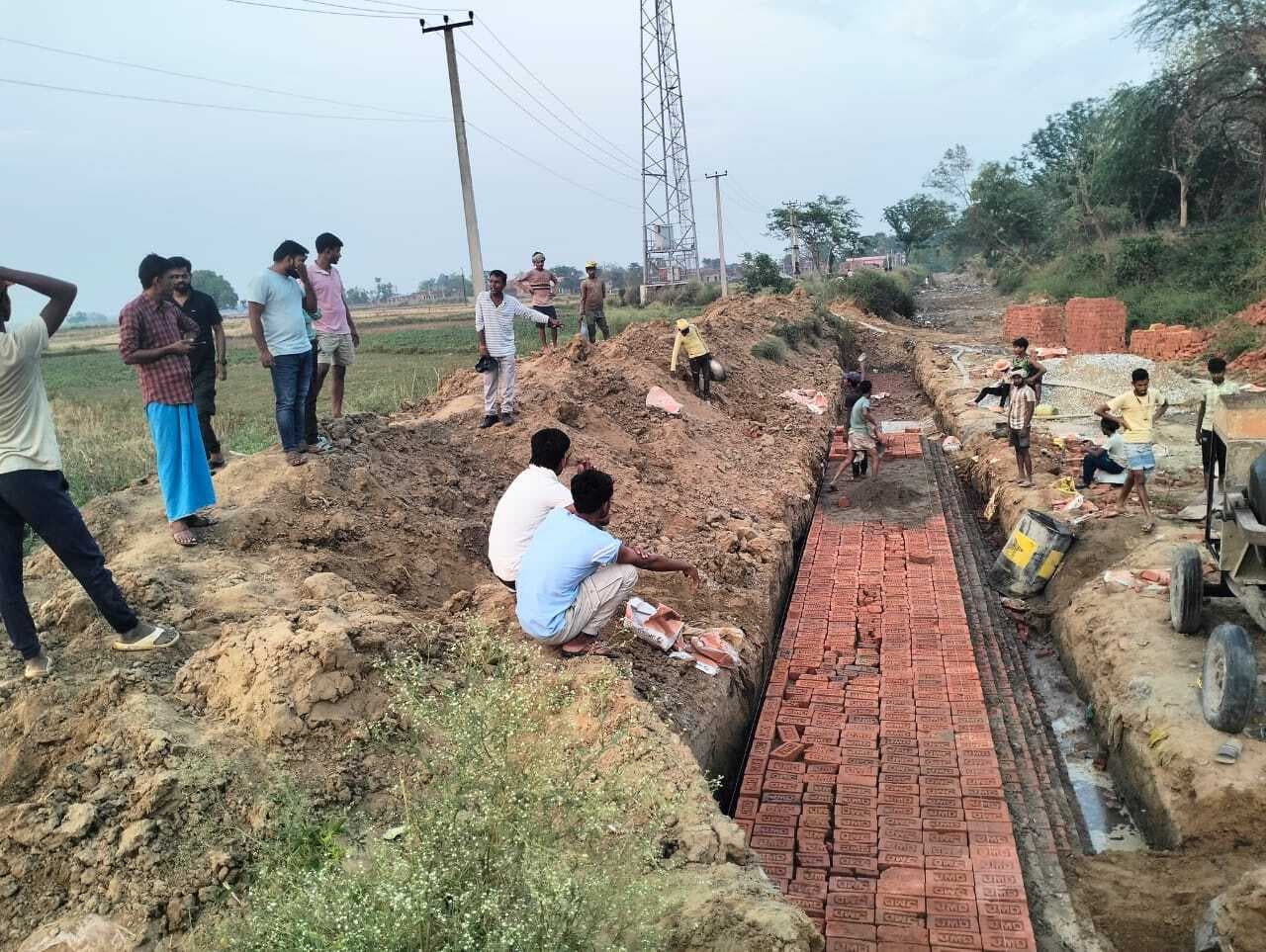 ग्रामीणों में रिटर्निंग वॉल का निर्माण कर रहे मजदूरों को भगाया