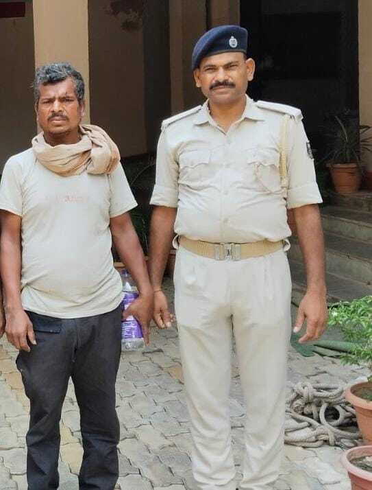 ठेला चोरी के आरोप में युवक को बुजुर्ग ने दबोचा, पुलिस के हवाले