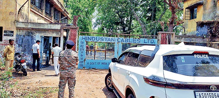 सीआरपीएफ के डीआइजी का दौरा, एचसीएल की भूमि का किया नक्शावार निरीक्षण