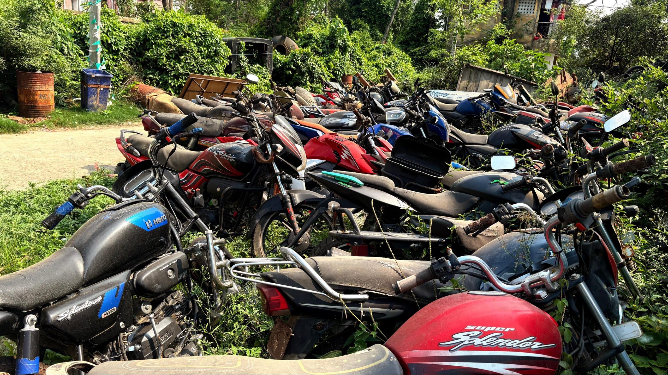 गोगरी अनुमंडल के सभी थानों में जंग खा रही जब्त 2200 गाड़ियां