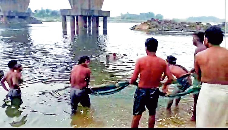 दामोदर में दो युवकों की डूबने से मौत, एक को बचाया गया