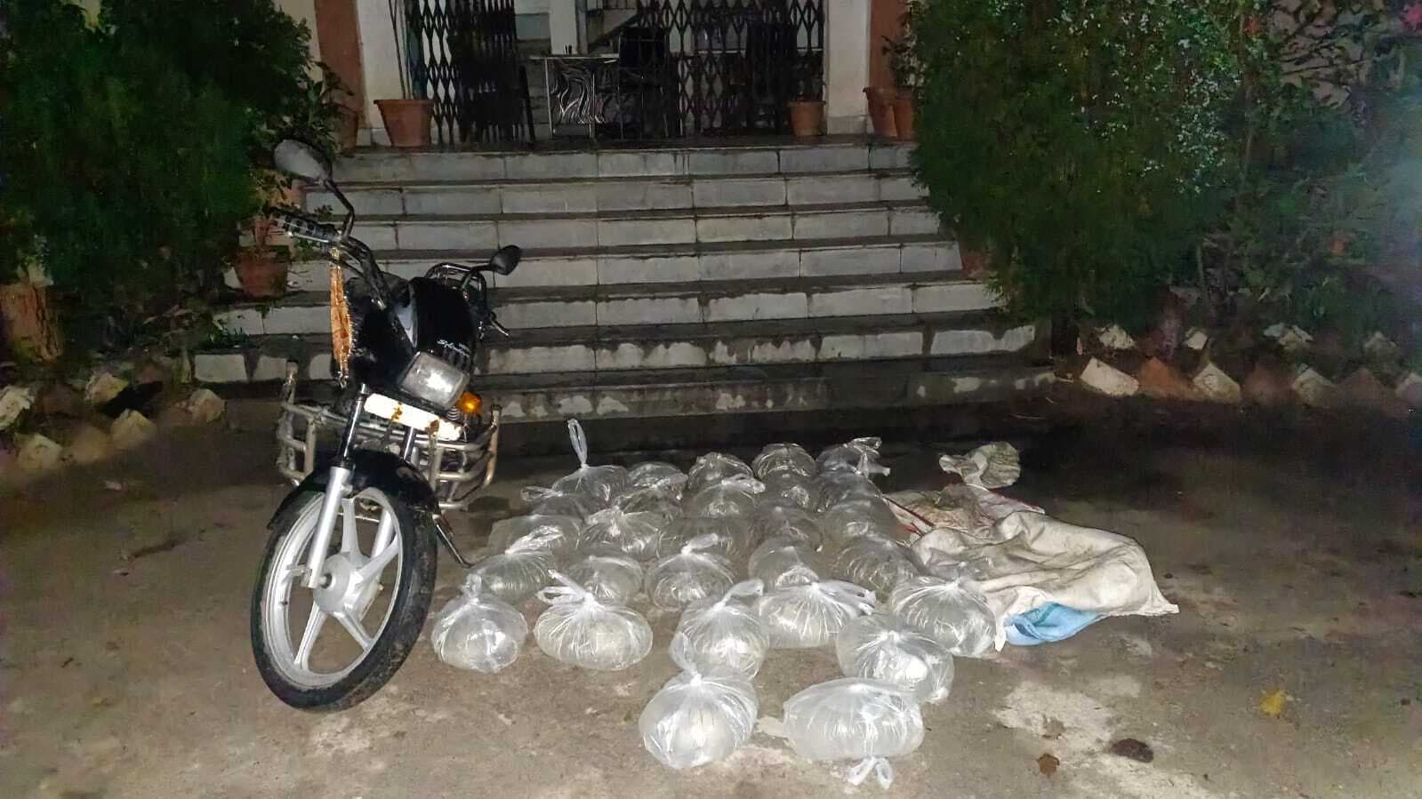 280 लीटर शराब के साथ बाइक जब्त