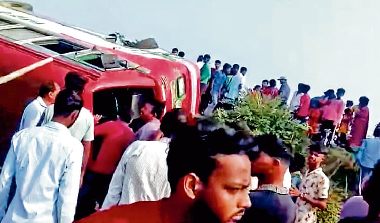 बीरभूम : यात्री बस पलटने से एक की मौत, 20 जख्मी