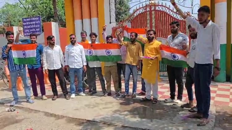 Motihari: भारतीय सेना के एक्शन पर फोड़े पटाखे, खूब बंटी मिठाई