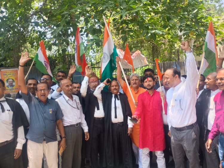 Motihari: ऑपरेशन सिंदूर को लेकर अधिवक्ताओं ने मनाया जश्न