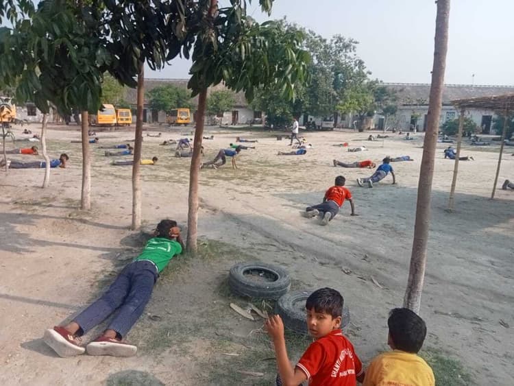 Motihari: छात्रों ने सीखा आपात स्थिति में सुरक्षित रहने का तरीका