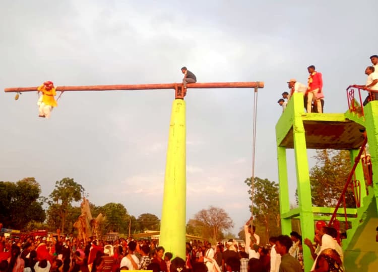 भोक्ताओं ने बरसाये आस्था के फूल