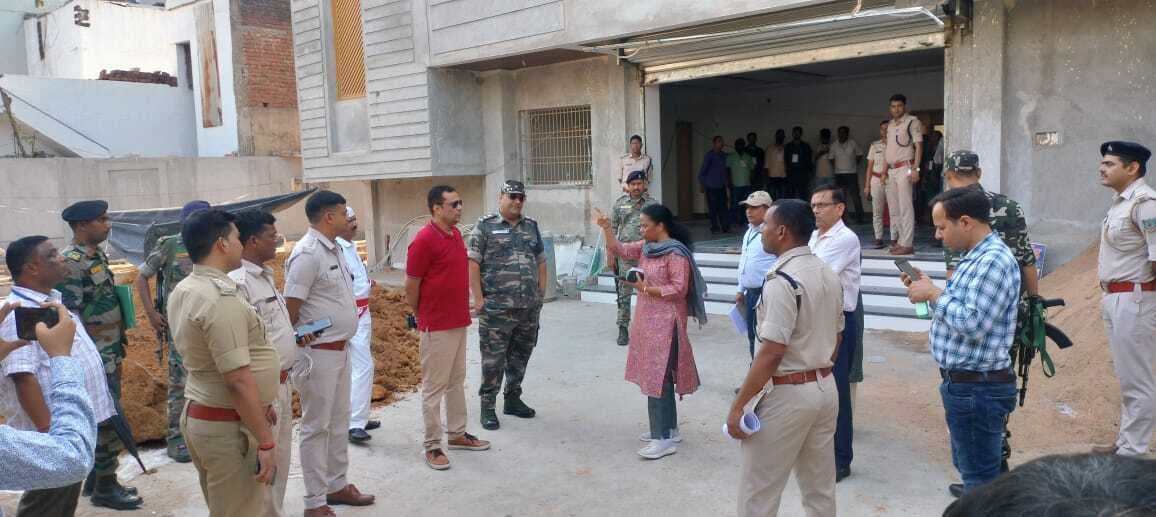 सायरन बजते ही तैयार हुए दमकल कर्मी, स्ट्रेचर पर घायल को रखकर ले जाया गया अस्पताल