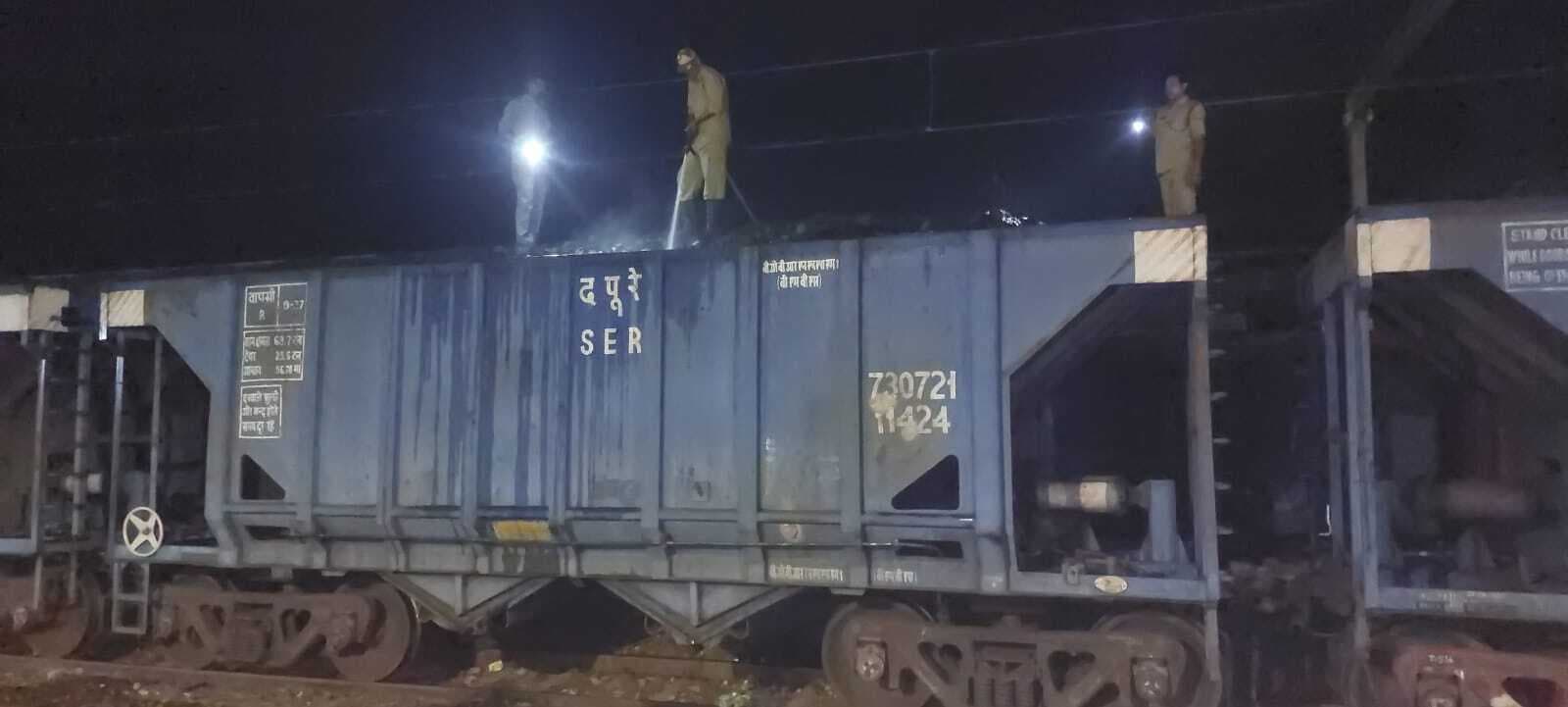 Giridih News :कोयला लदी मालगाड़ी के एक डिब्बे में लगी आग