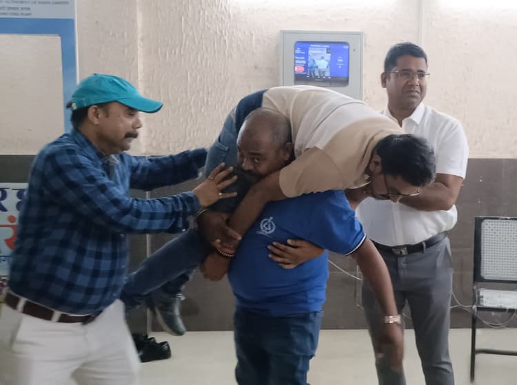 Bokaro News : एक मिनट में एक्टिव हुए एंबुलेंस व अग्निशमन वाहन , 10 मिनट में घायलों का इलाज शुरू