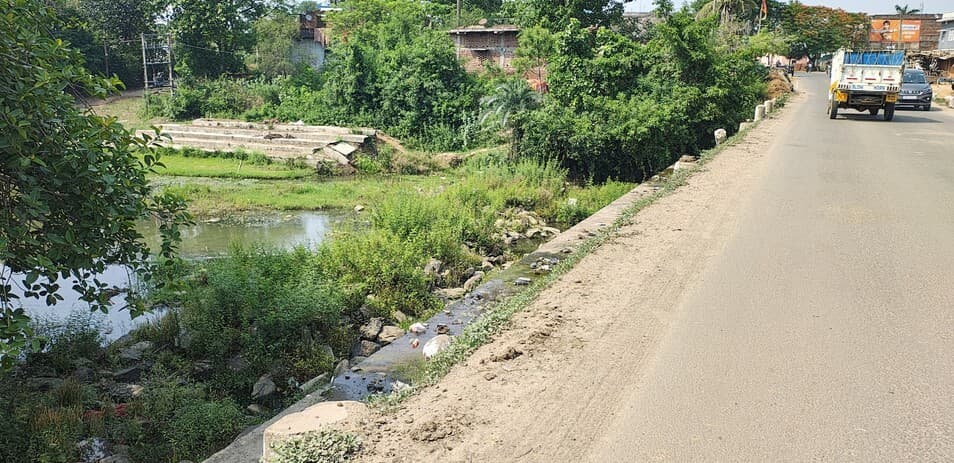 सापन नदी पुल के किनारे से गायब है पिलर, हादसे की आशंका