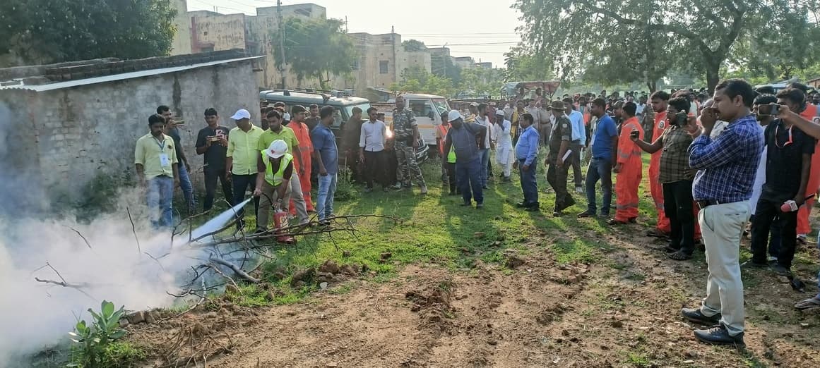 मॉक ड्रिल कर ग्रामीणों को दी आपदा से बचाव की जानकारी