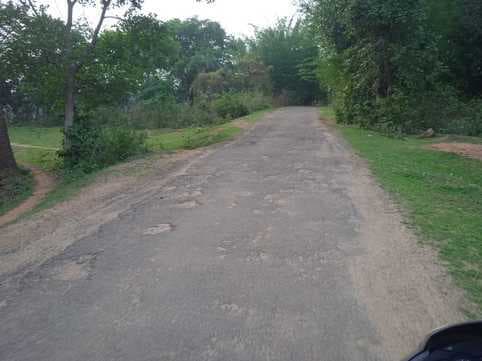 जर्जर सड़क पर चलने को विवश हैं ग्रामीण