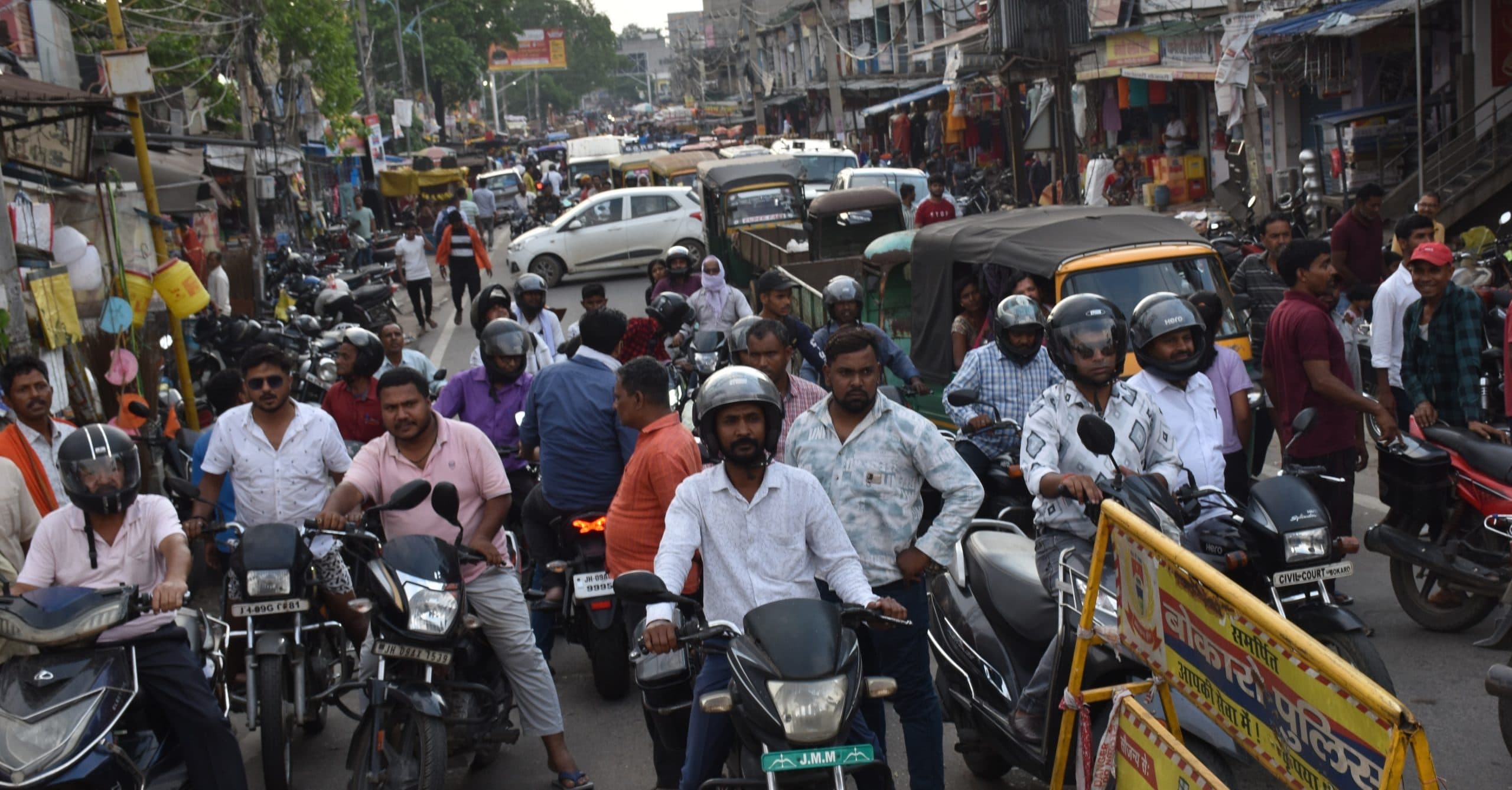 Bokaro News : धनबाद-बोकारो मुख्य पथ पर वाहनों को रोका गया, लगा जाम