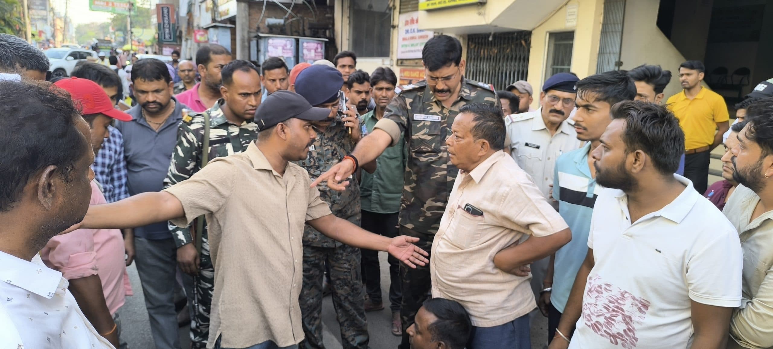 Giridih News :बच्चे की मौत पर नर्सिंग होम में हंगामा, सड़क जाम