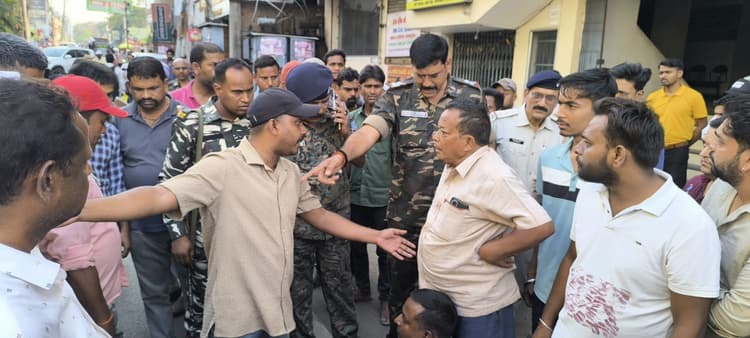 Giridih News :बच्चे की मौत पर नर्सिंग होम में हंगामा, सड़क जाम