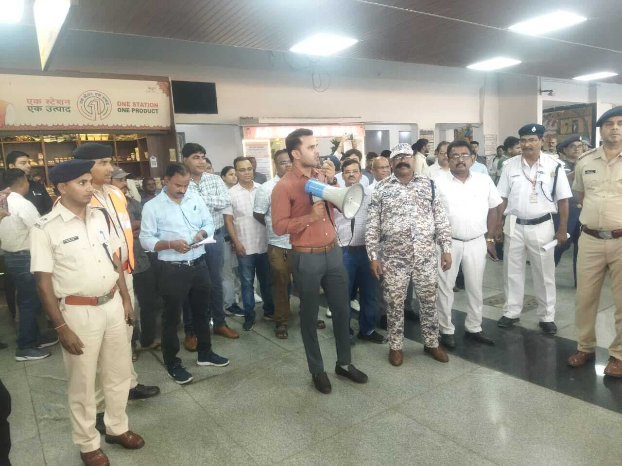 Bokaro News : बोकारो रेलवे स्टेशन पर एंटी क्राइम चेकिंग व मॉक ड्रिल