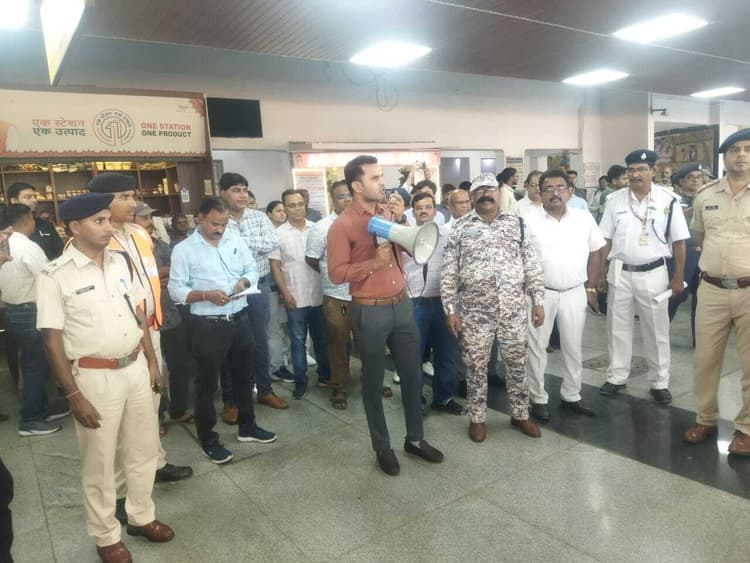 Bokaro News : बोकारो रेलवे स्टेशन पर एंटी क्राइम चेकिंग व मॉक ड्रिल