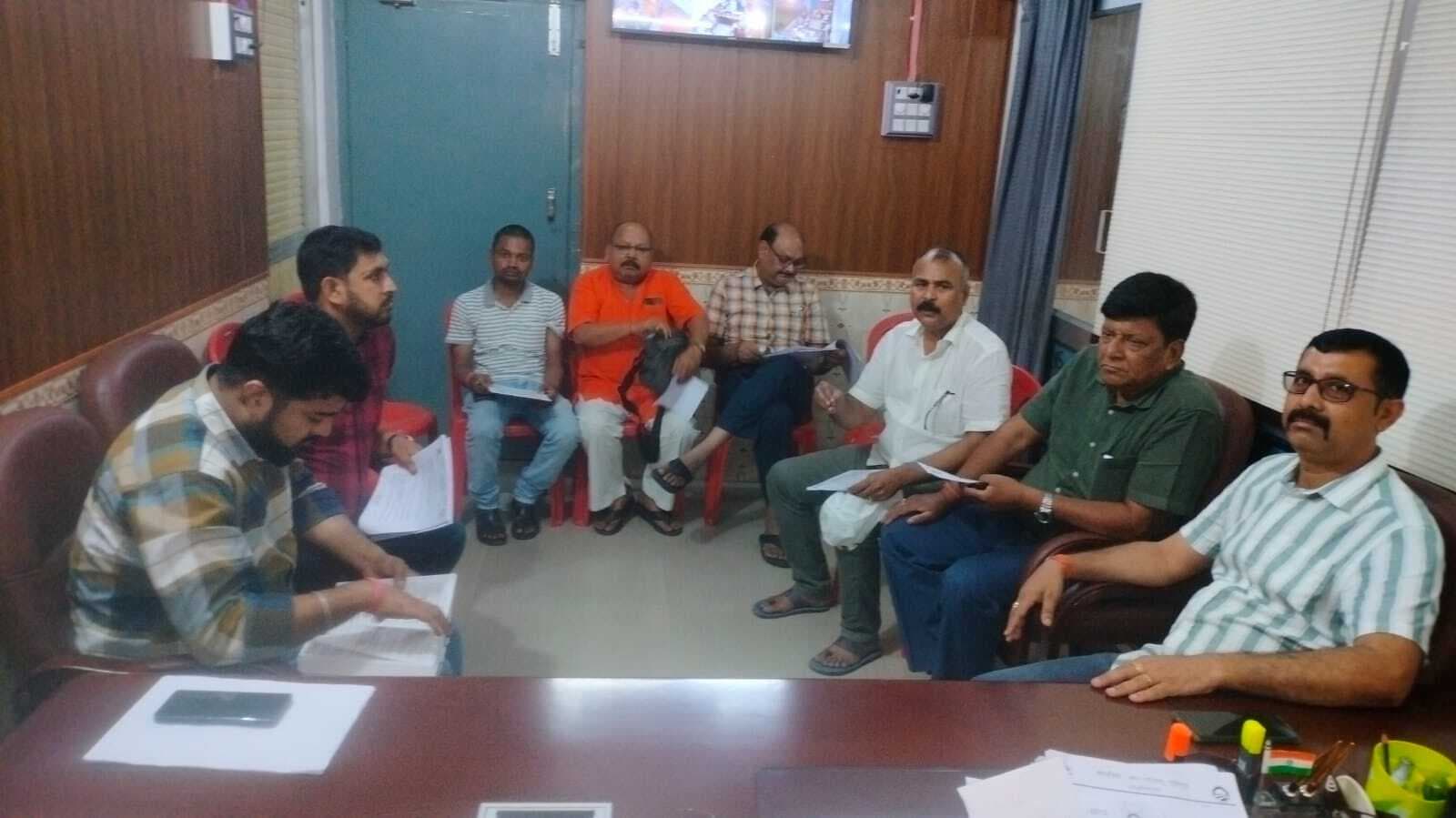 होल्डिंग टैक्स वसूली में गतिरोध को लेकर नप ईओ से मिला चेंबर का प्रतिनिधिमंडल