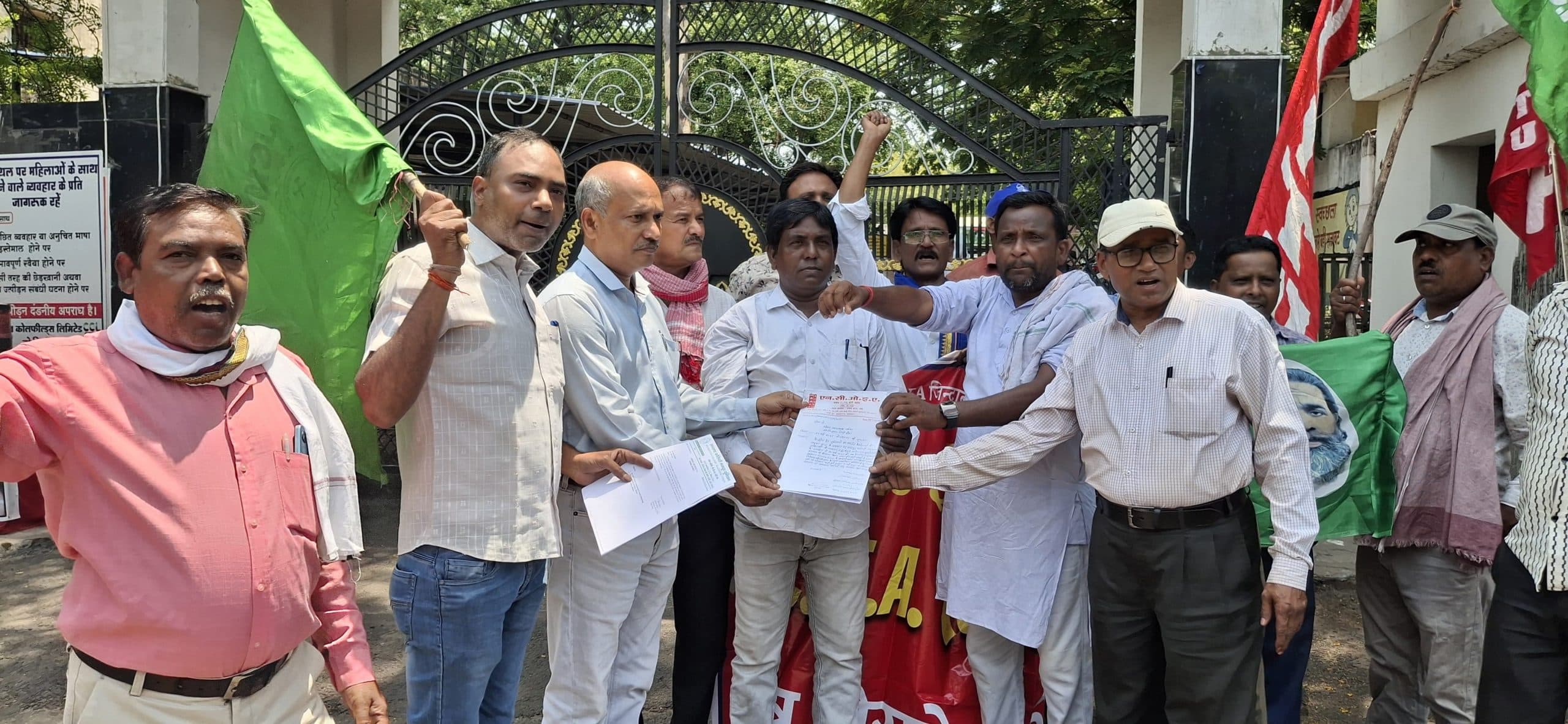 Bokaro News : यूनियनों ने हड़ताल काे लेकर सौंपा ज्ञापन