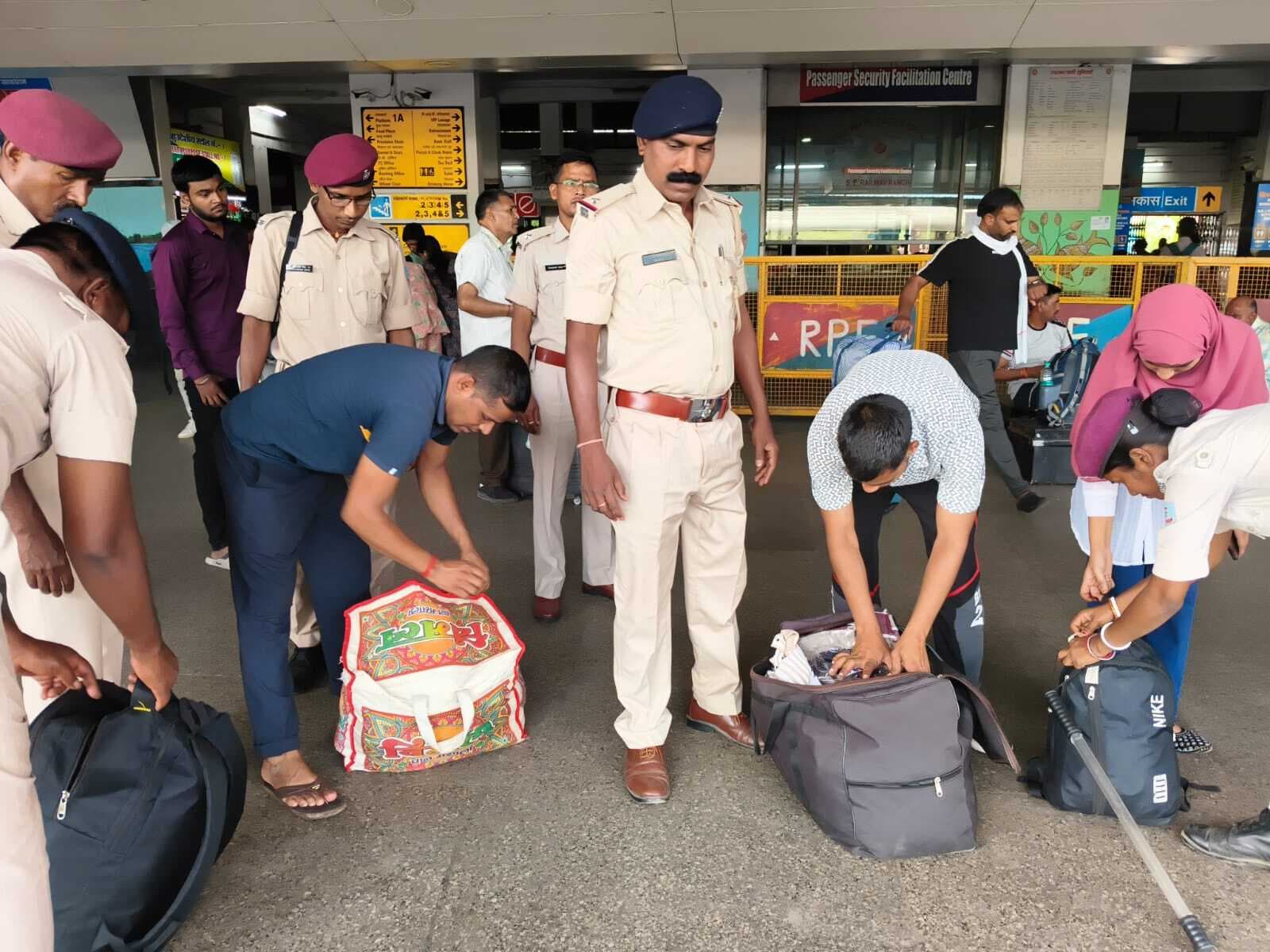 Ranchi News : जीआरपी और आरपीएफ ने चलाया जागरूकता अभियान